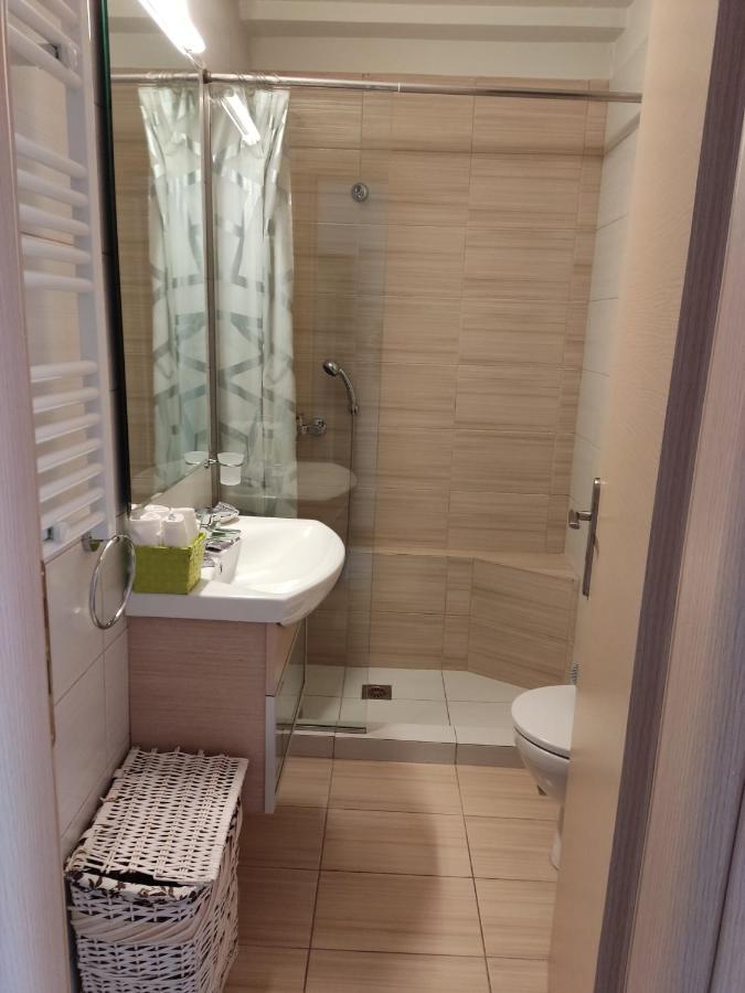 Central & Comfortable, With Acropolis View Atene Esterno foto